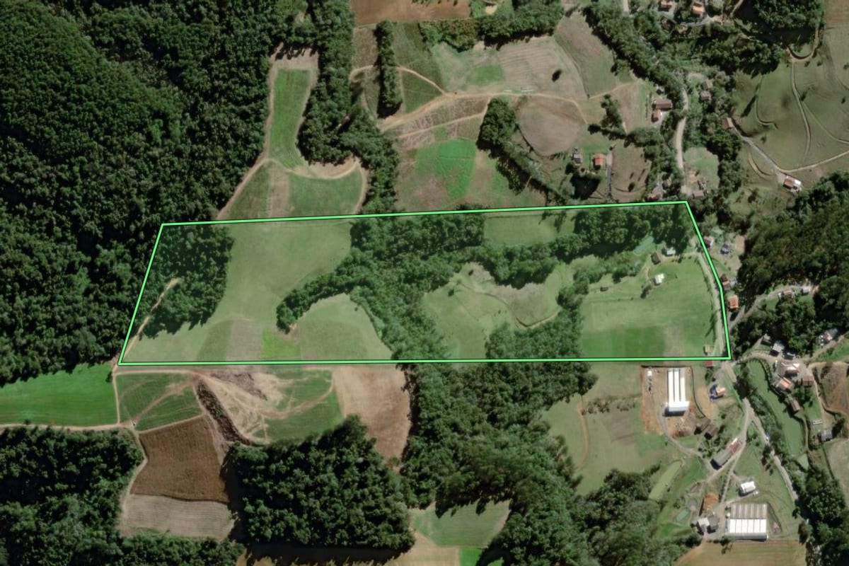Imagem de satélite do imóvel rural em Agronômica (SC), com o contorno declarado no CAR desenhado por cima.