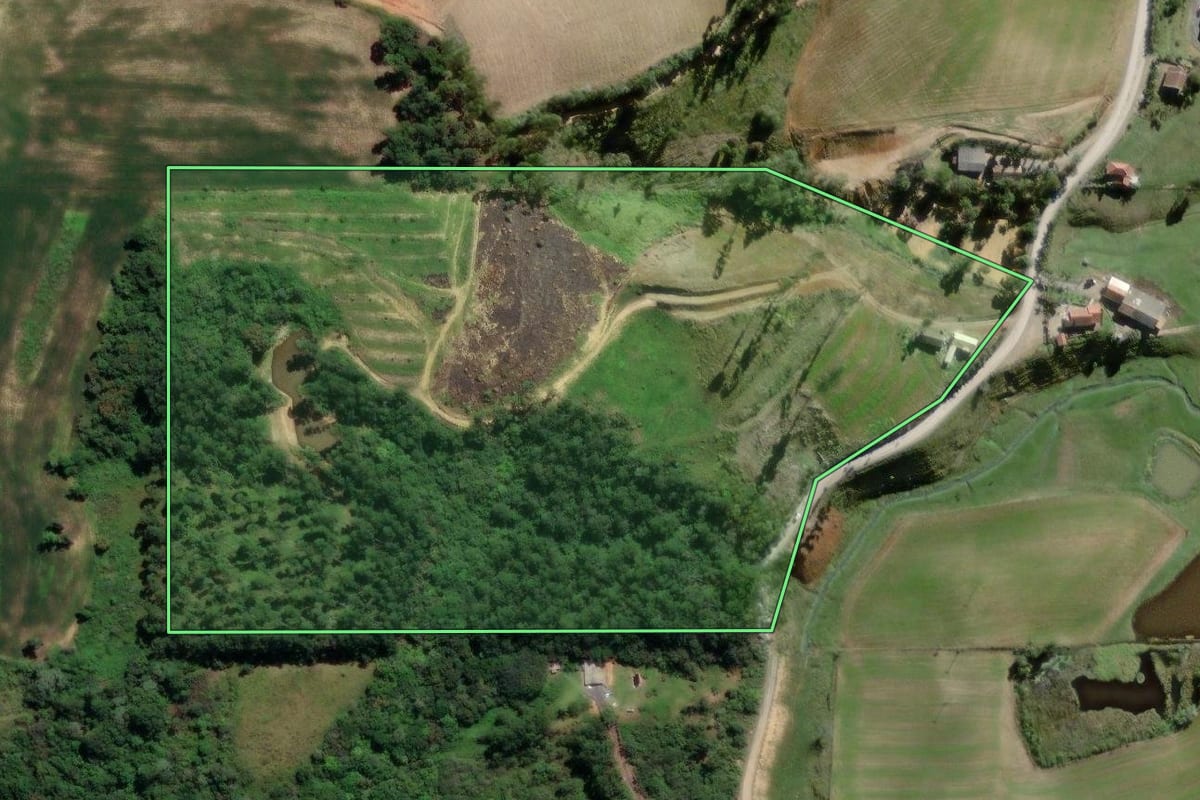 Imagem de satélite do imóvel rural em Agronômica (SC), com o contorno declarado no CAR desenhado por cima.