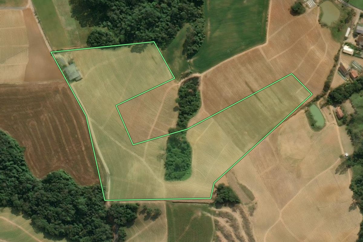 Imagem de satélite do imóvel rural em Agronômica (SC), com o contorno declarado no CAR desenhado por cima.