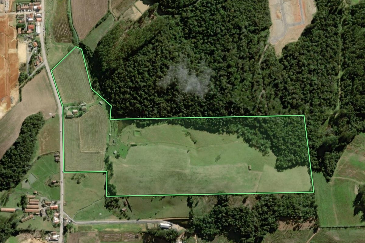 Imagem de satélite do imóvel rural em Agronômica (SC), com o contorno declarado no CAR desenhado por cima.