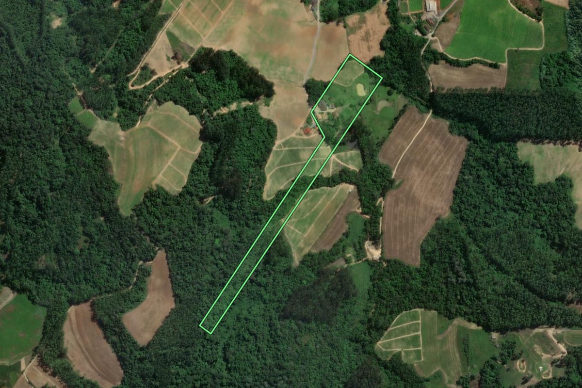 Imagem de satélite do imóvel rural em Agronômica (SC), com o contorno declarado no CAR desenhado por cima.