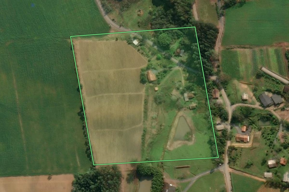 Imagem de satélite do imóvel rural em Agronômica (SC), com o contorno declarado no CAR desenhado por cima.