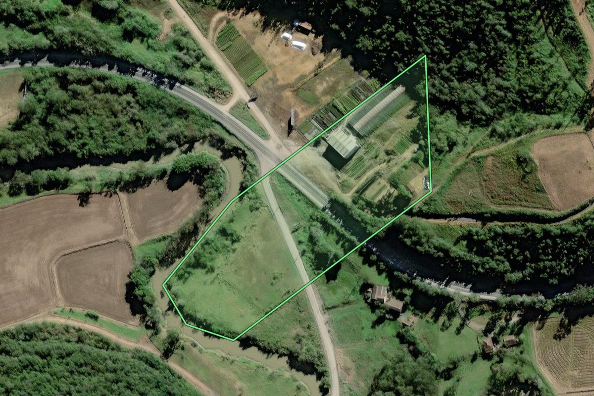 Imagem de satélite do imóvel rural em Agronômica (SC), com o contorno declarado no CAR desenhado por cima.
