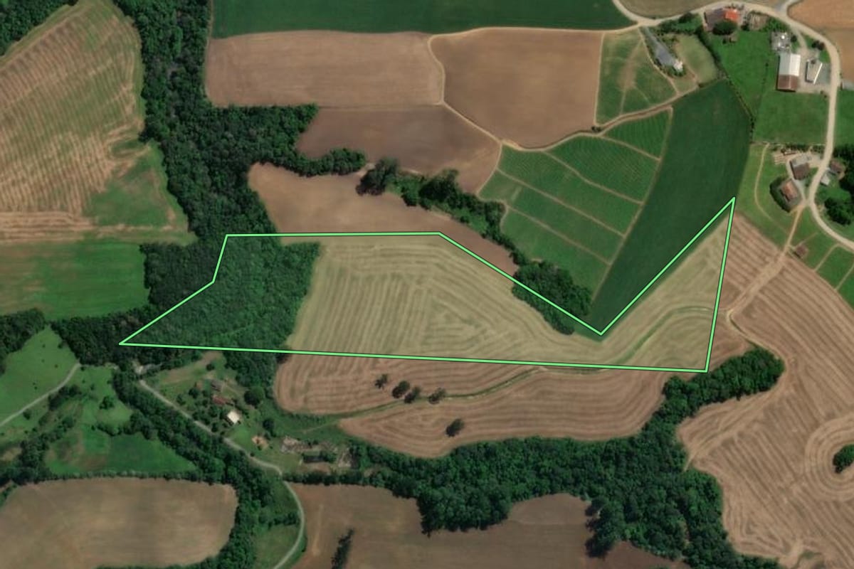 Imagem de satélite do imóvel rural em Agronômica (SC), com o contorno declarado no CAR desenhado por cima.