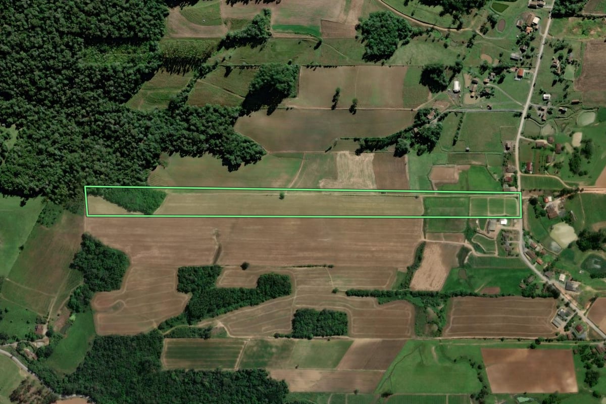 Imagem de satélite do imóvel rural em Agronômica (SC), com o contorno declarado no CAR desenhado por cima.