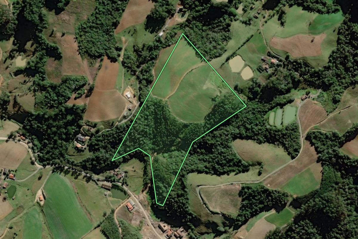 Imagem de satélite do imóvel rural em Agronômica (SC), com o contorno declarado no CAR desenhado por cima.
