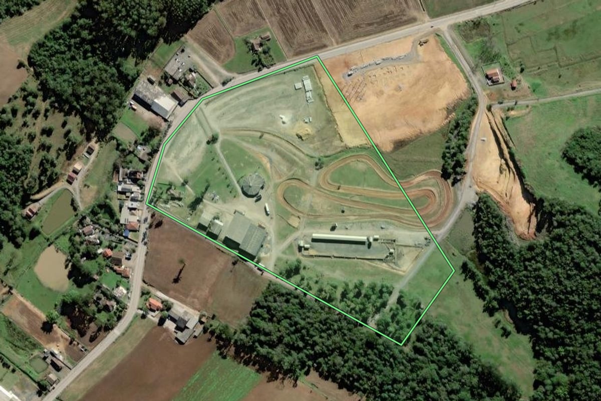 Imagem de satélite do imóvel rural em Agronômica (SC), com o contorno declarado no CAR desenhado por cima.