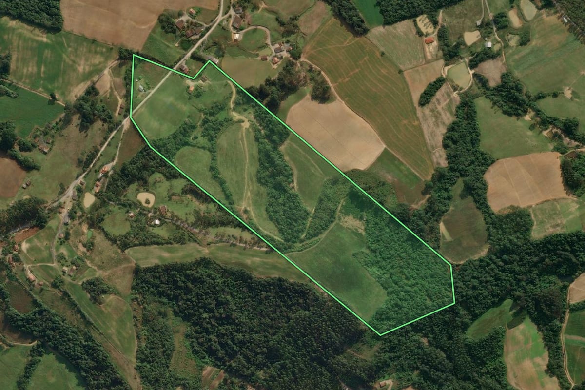 Imagem de satélite do imóvel rural em Agronômica (SC), com o contorno declarado no CAR desenhado por cima.