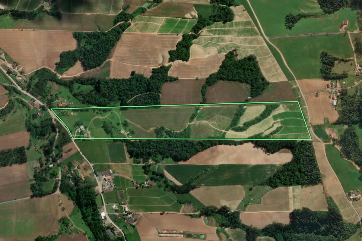 Imagem de satélite do imóvel rural em Agronômica (SC), com o contorno declarado no CAR desenhado por cima.