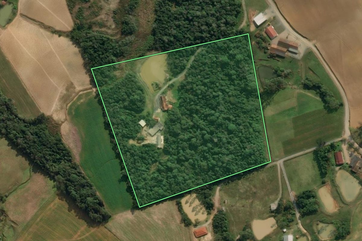 Imagem de satélite do imóvel rural em Agronômica (SC), com o contorno declarado no CAR desenhado por cima.