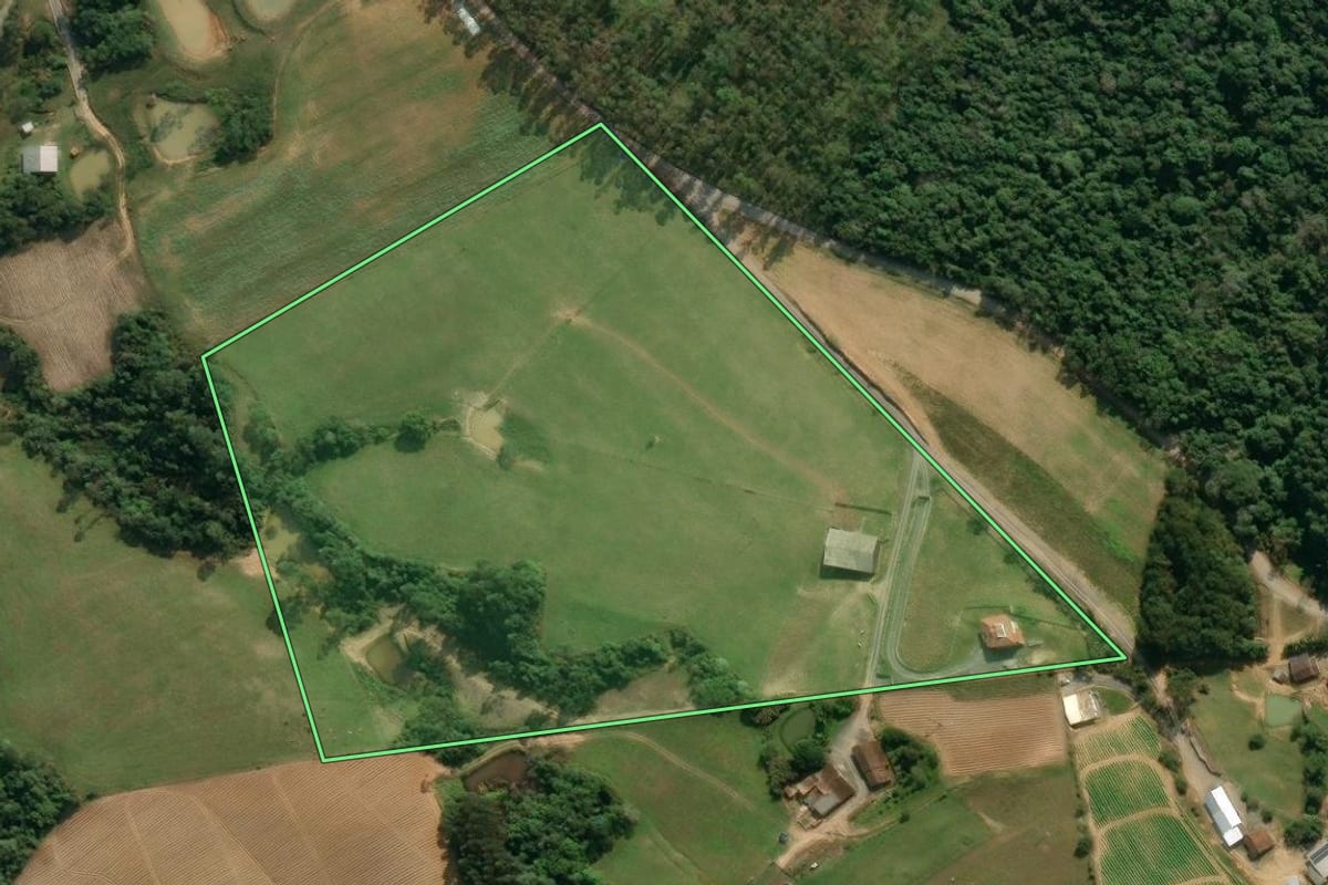 Imagem de satélite do imóvel rural em Agronômica (SC), com o contorno declarado no CAR desenhado por cima.