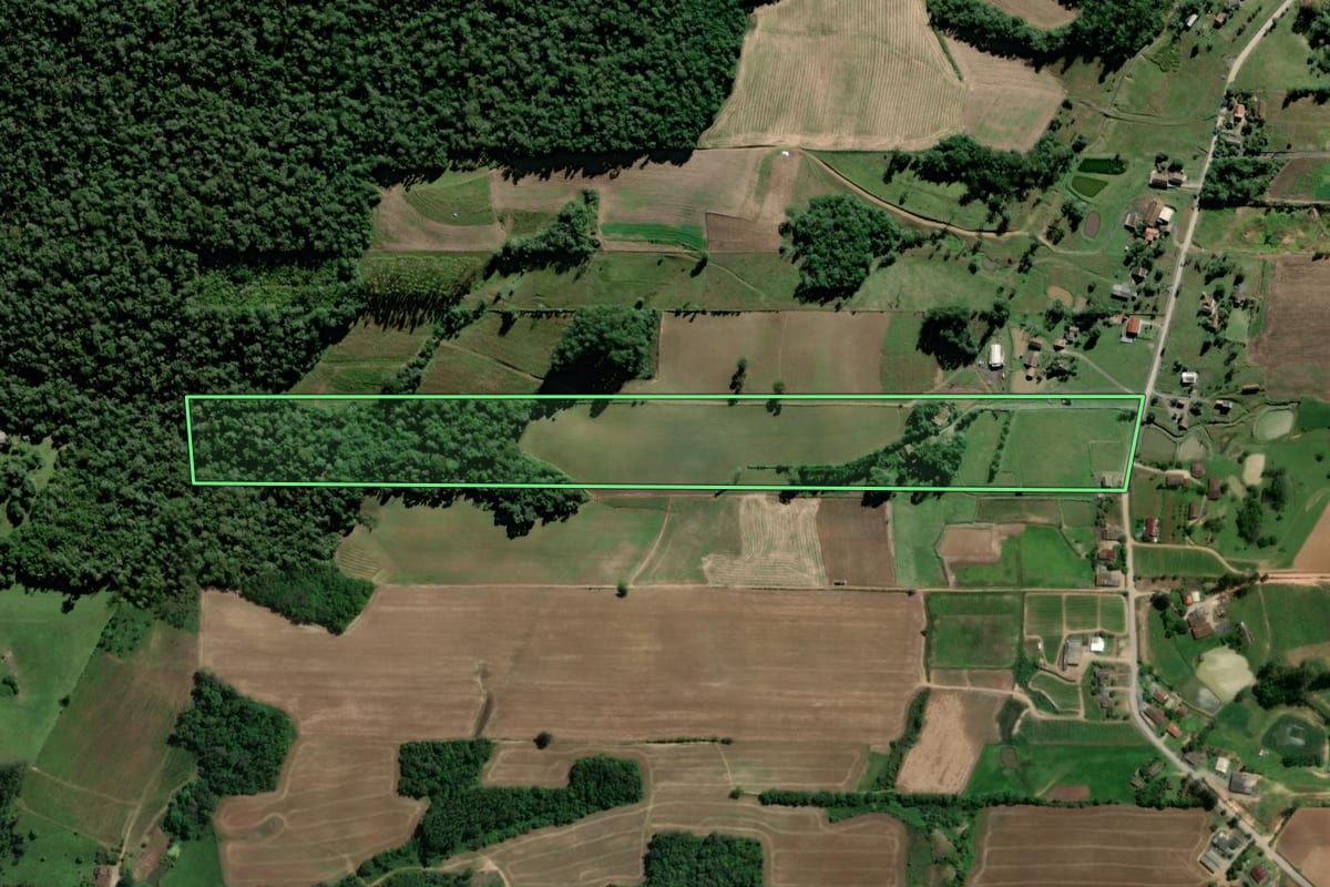 Imagem de satélite do imóvel rural em Agronômica (SC), com o contorno declarado no CAR desenhado por cima.