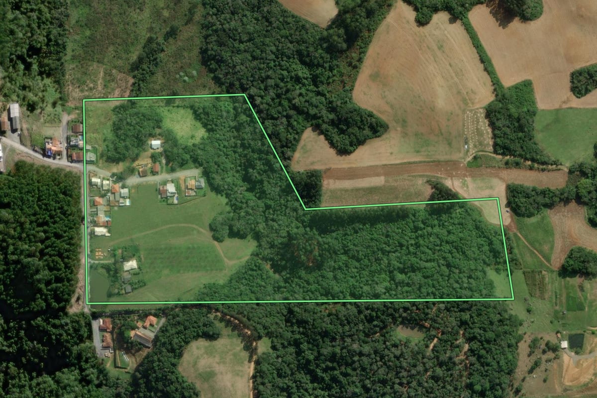 Imagem de satélite do imóvel rural em Agronômica (SC), com o contorno declarado no CAR desenhado por cima.