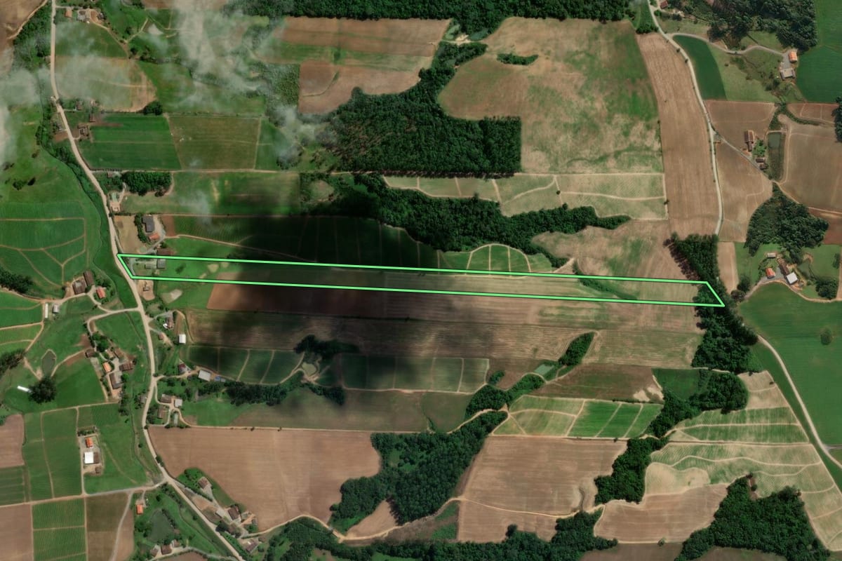 Imagem de satélite do imóvel rural em Agronômica (SC), com o contorno declarado no CAR desenhado por cima.
