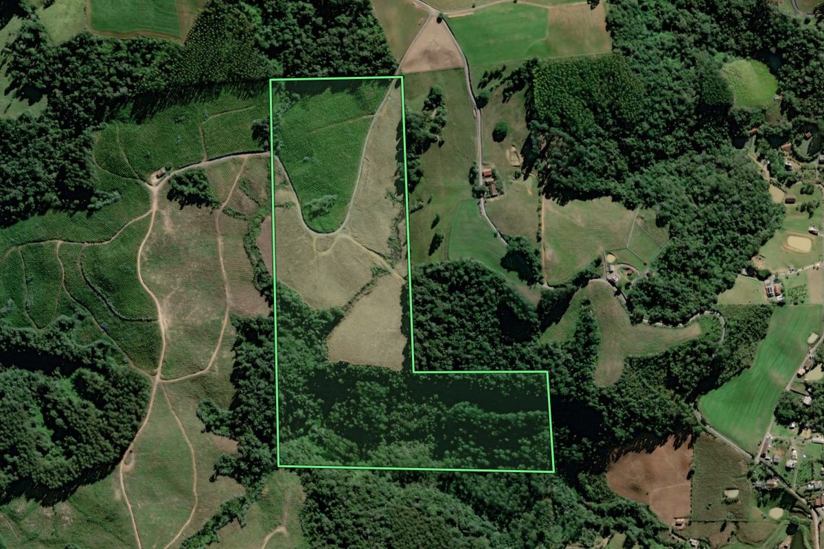 Imagem de satélite do imóvel rural em Agronômica (SC), com o contorno declarado no CAR desenhado por cima.