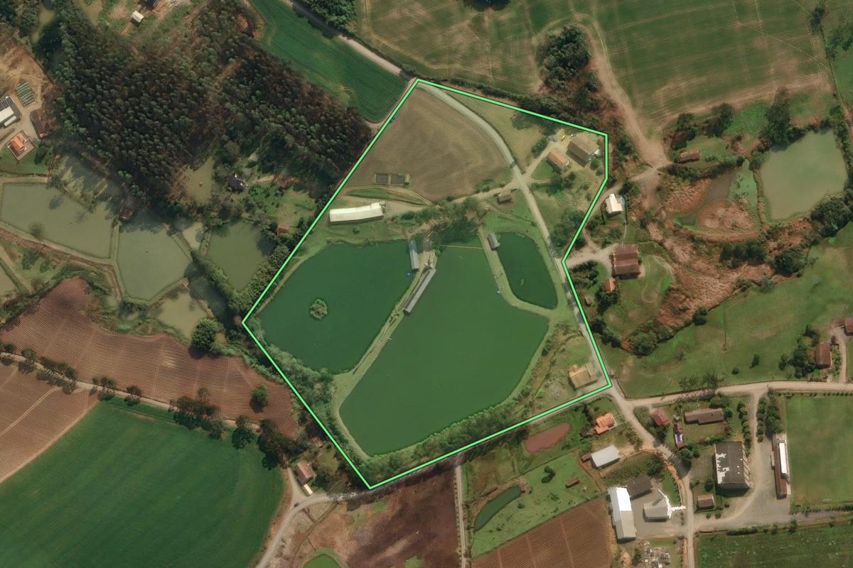 Imagem de satélite do imóvel rural em Agronômica (SC), com o contorno declarado no CAR desenhado por cima.