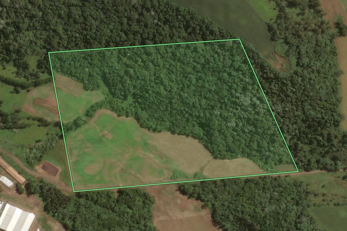 Imagem de satélite do imóvel rural em Água Doce (SC), com o contorno declarado no CAR desenhado por cima.