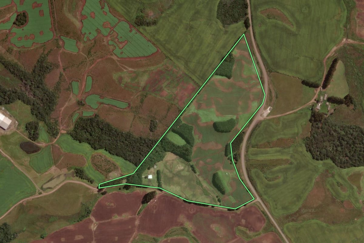 Imagem de satélite do imóvel rural em Água Doce (SC), com o contorno declarado no CAR desenhado por cima.