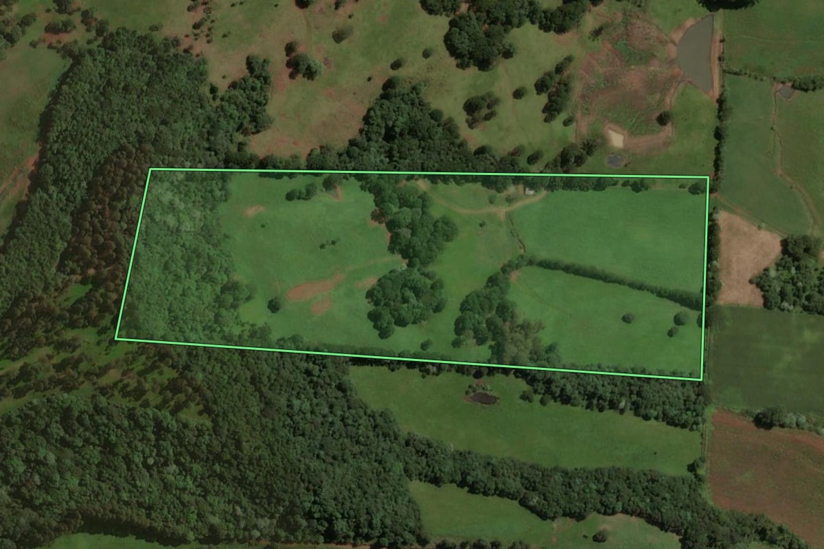 Imagem de satélite do imóvel rural em Água Doce (SC), com o contorno declarado no CAR desenhado por cima.