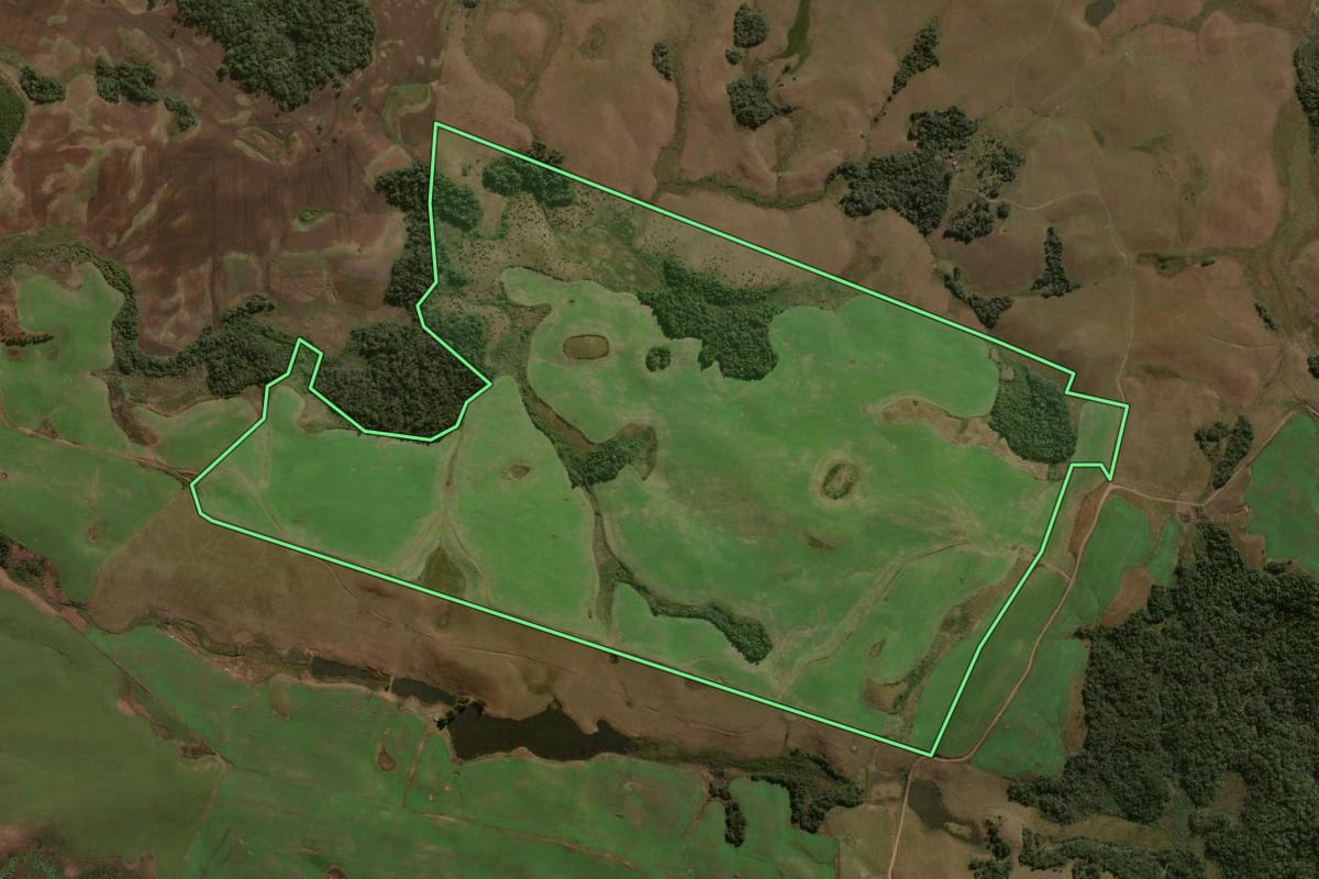 Imagem de satélite do imóvel rural em Água Doce (SC), com o contorno declarado no CAR desenhado por cima.
