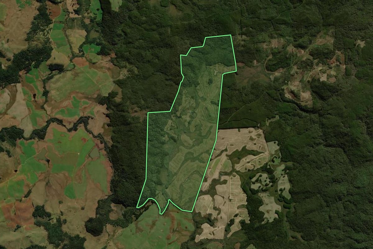 Imagem de satélite do imóvel rural em Água Doce (SC), com o contorno declarado no CAR desenhado por cima.