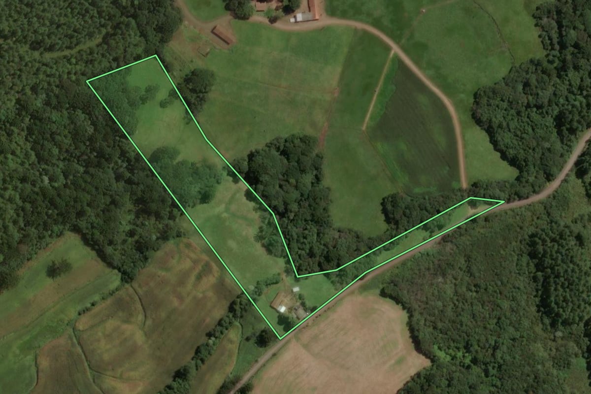Imagem de satélite do imóvel rural em Água Doce (SC), com o contorno declarado no CAR desenhado por cima.