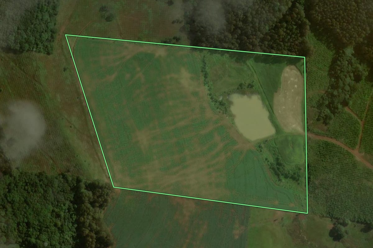 Imagem de satélite do imóvel rural em Água Doce (SC), com o contorno declarado no CAR desenhado por cima.