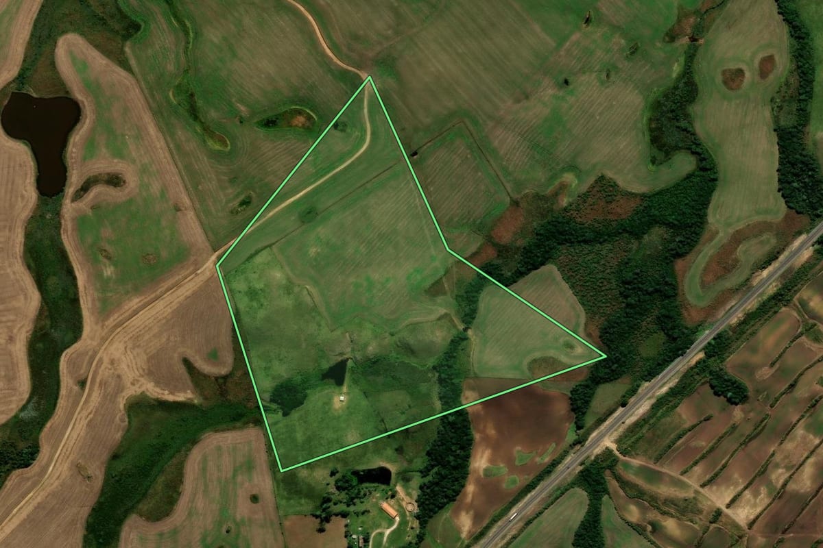 Imagem de satélite do imóvel rural em Água Doce (SC), com o contorno declarado no CAR desenhado por cima.