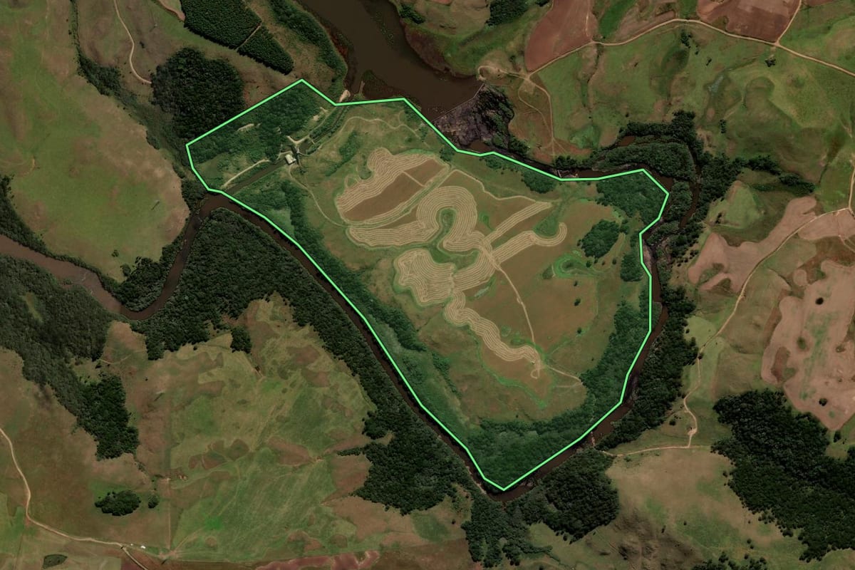 Imagem de satélite do imóvel rural em Água Doce (SC), com o contorno declarado no CAR desenhado por cima.