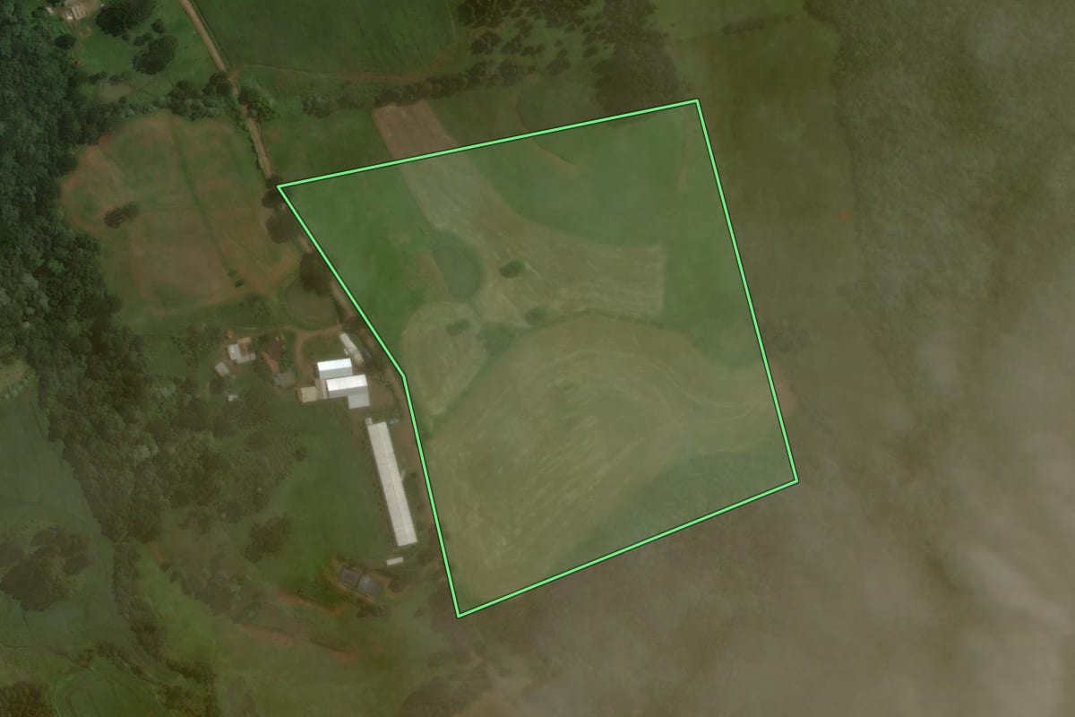 Imagem de satélite do imóvel rural em Água Doce (SC), com o contorno declarado no CAR desenhado por cima.
