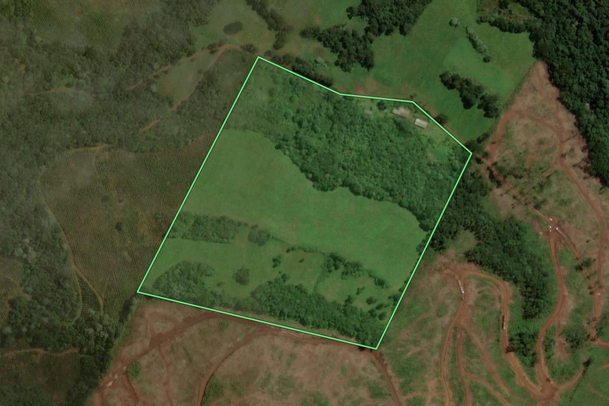 Imagem de satélite do imóvel rural em Água Doce (SC), com o contorno declarado no CAR desenhado por cima.