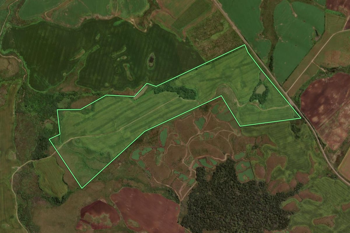 Imagem de satélite do imóvel rural em Água Doce (SC), com o contorno declarado no CAR desenhado por cima.