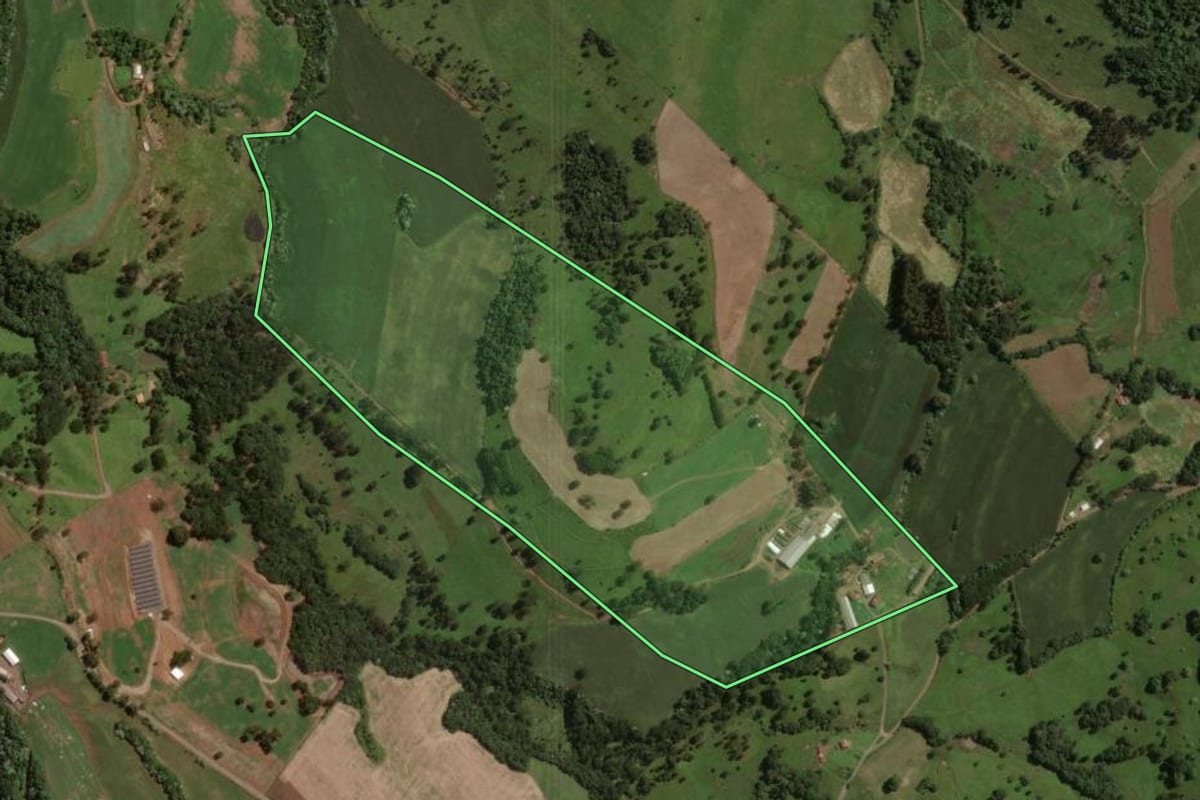 Imagem de satélite do imóvel rural em Água Doce (SC), com o contorno declarado no CAR desenhado por cima.