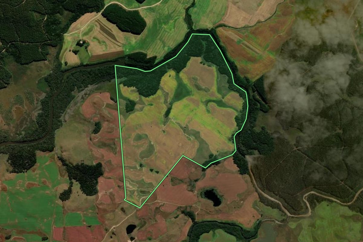Imagem de satélite do imóvel rural em Água Doce (SC), com o contorno declarado no CAR desenhado por cima.