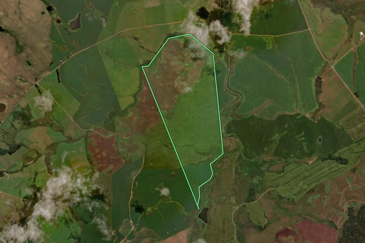 Imagem de satélite do imóvel rural em Água Doce (SC), com o contorno declarado no CAR desenhado por cima.