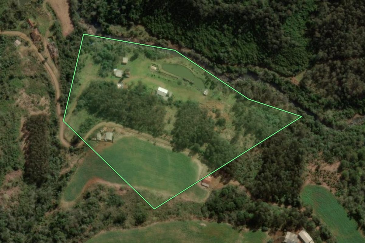Imagem de satélite do imóvel rural em Água Doce (SC), com o contorno declarado no CAR desenhado por cima.
