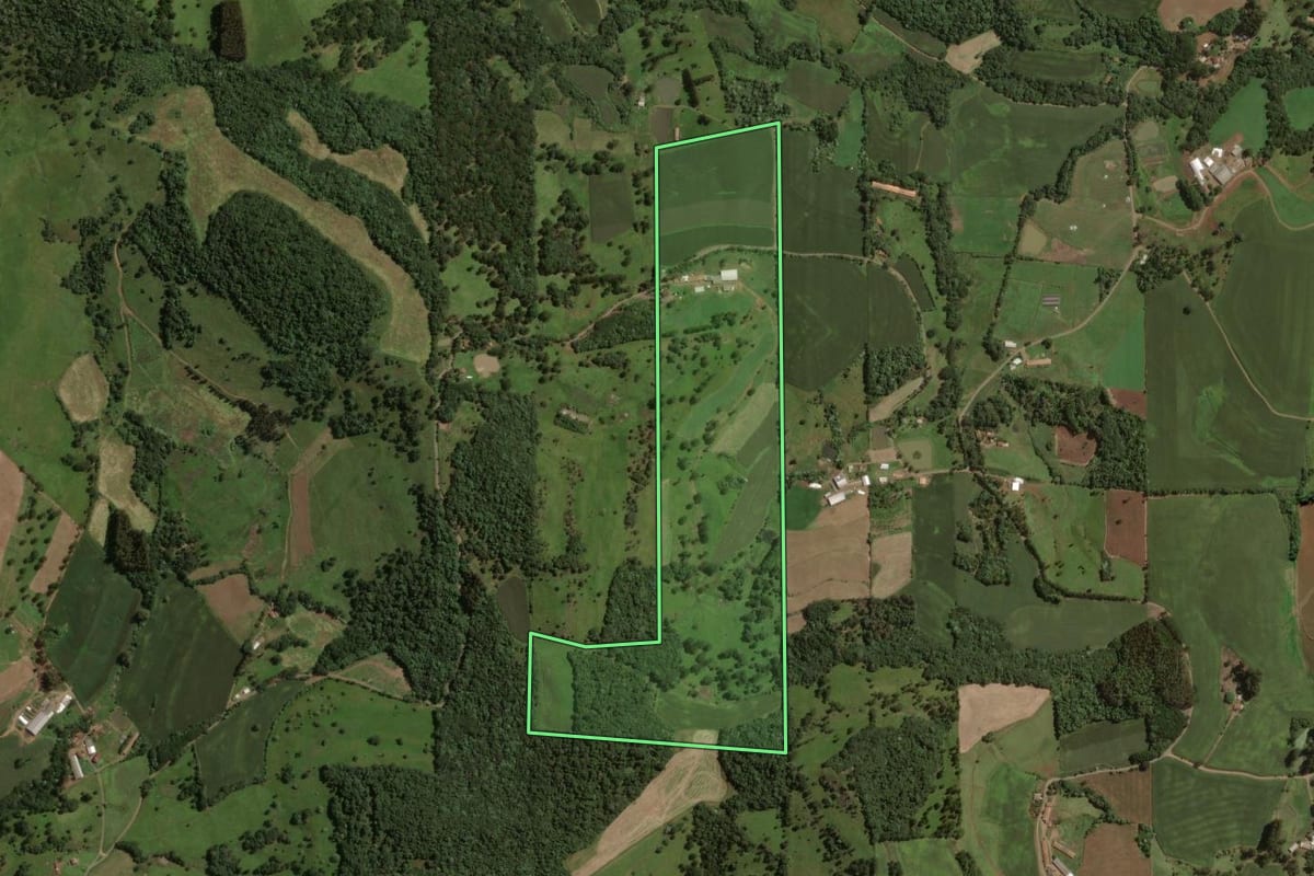 Imagem de satélite do imóvel rural em Água Doce (SC), com o contorno declarado no CAR desenhado por cima.
