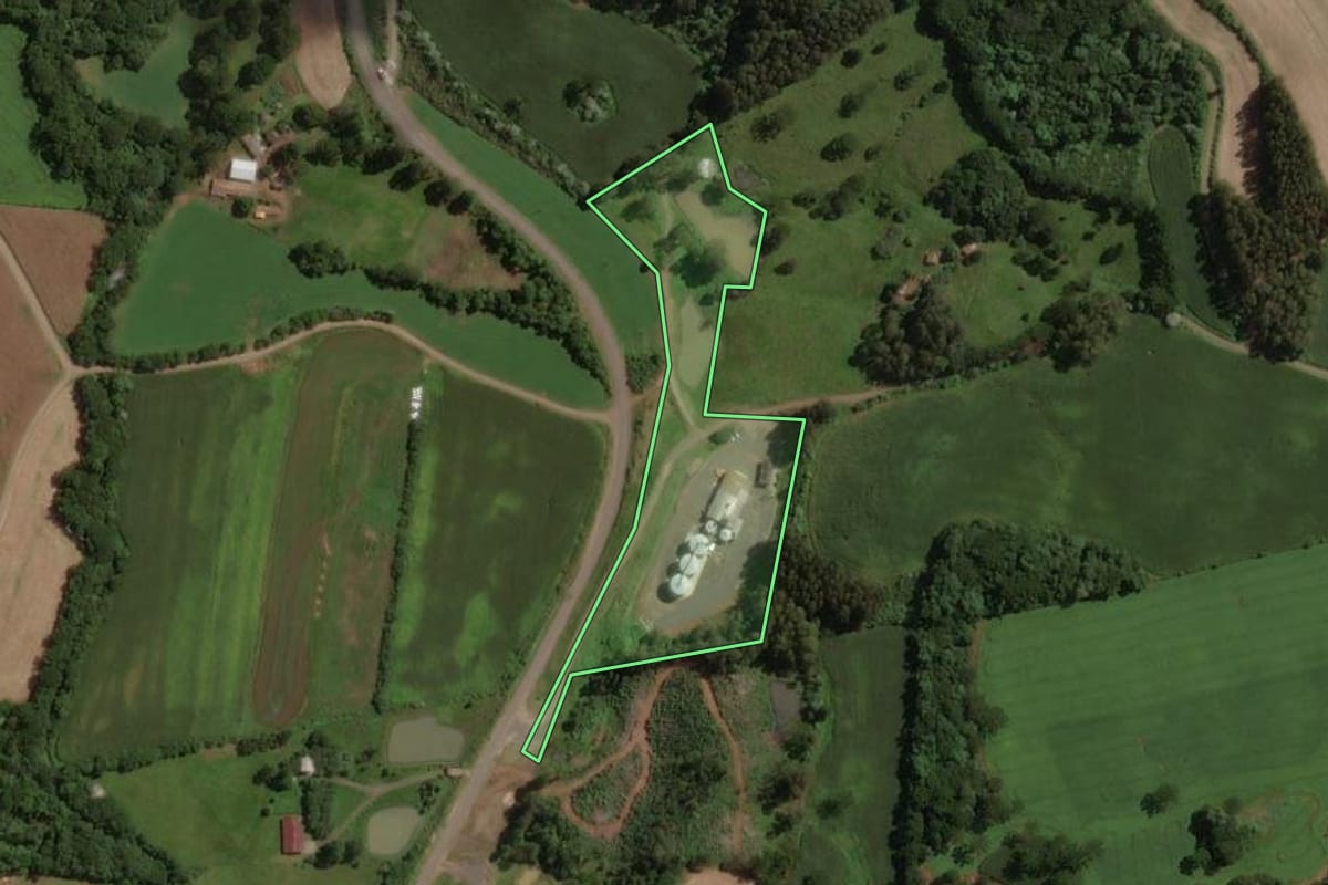 Imagem de satélite do imóvel rural em Água Doce (SC), com o contorno declarado no CAR desenhado por cima.