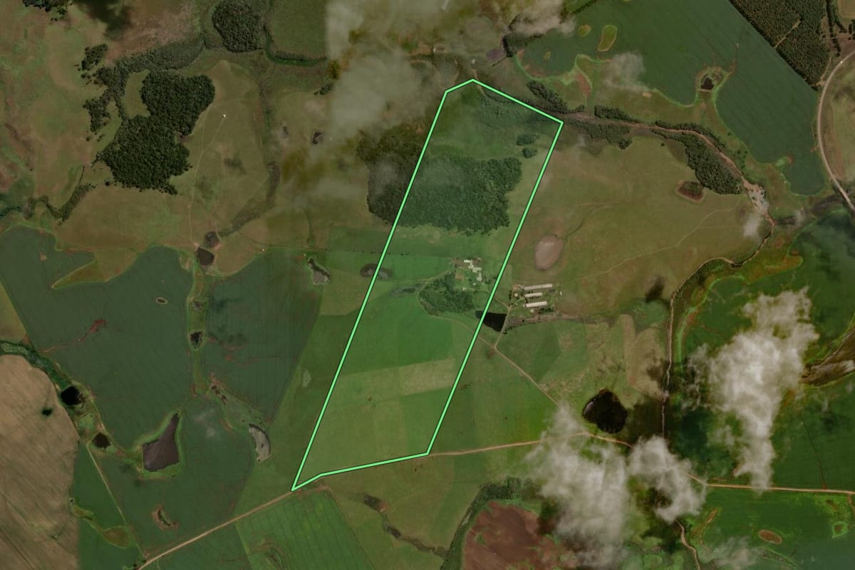 Imagem de satélite do imóvel rural em Água Doce (SC), com o contorno declarado no CAR desenhado por cima.