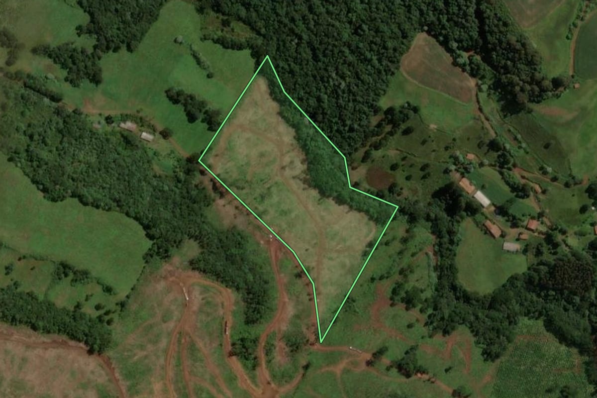 Imagem de satélite do imóvel rural em Água Doce (SC), com o contorno declarado no CAR desenhado por cima.