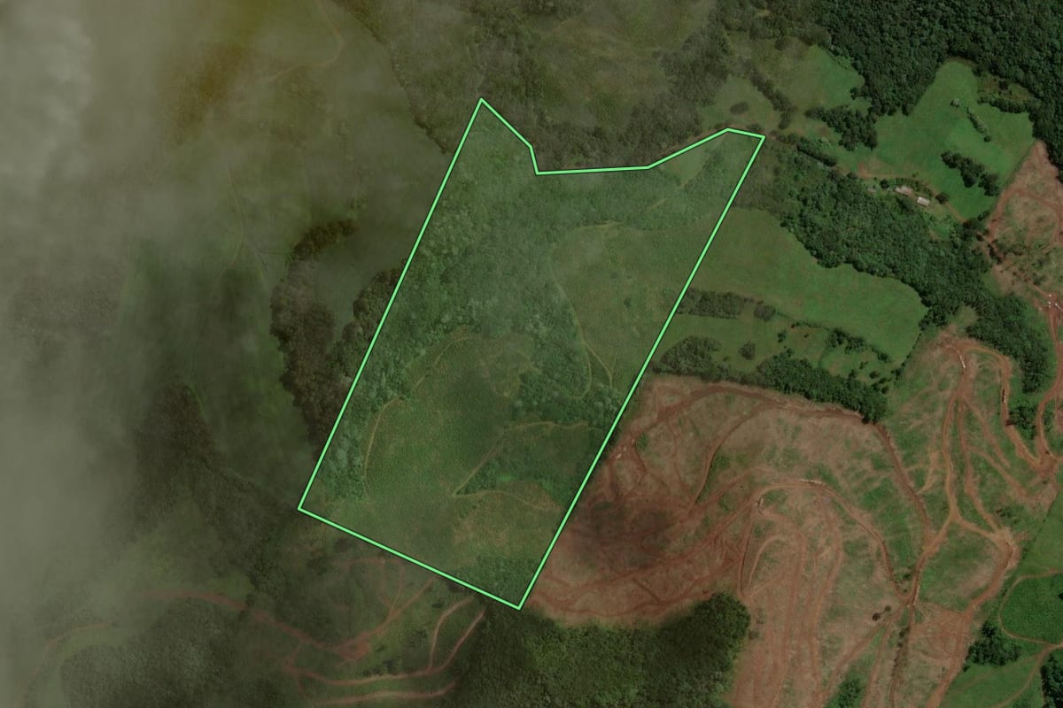 Imagem de satélite do imóvel rural em Água Doce (SC), com o contorno declarado no CAR desenhado por cima.
