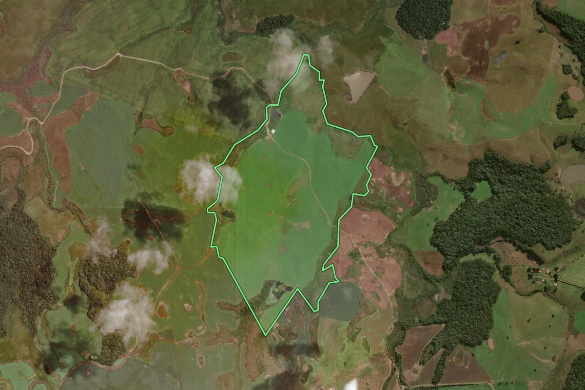 Imagem de satélite do imóvel rural em Água Doce (SC), com o contorno declarado no CAR desenhado por cima.