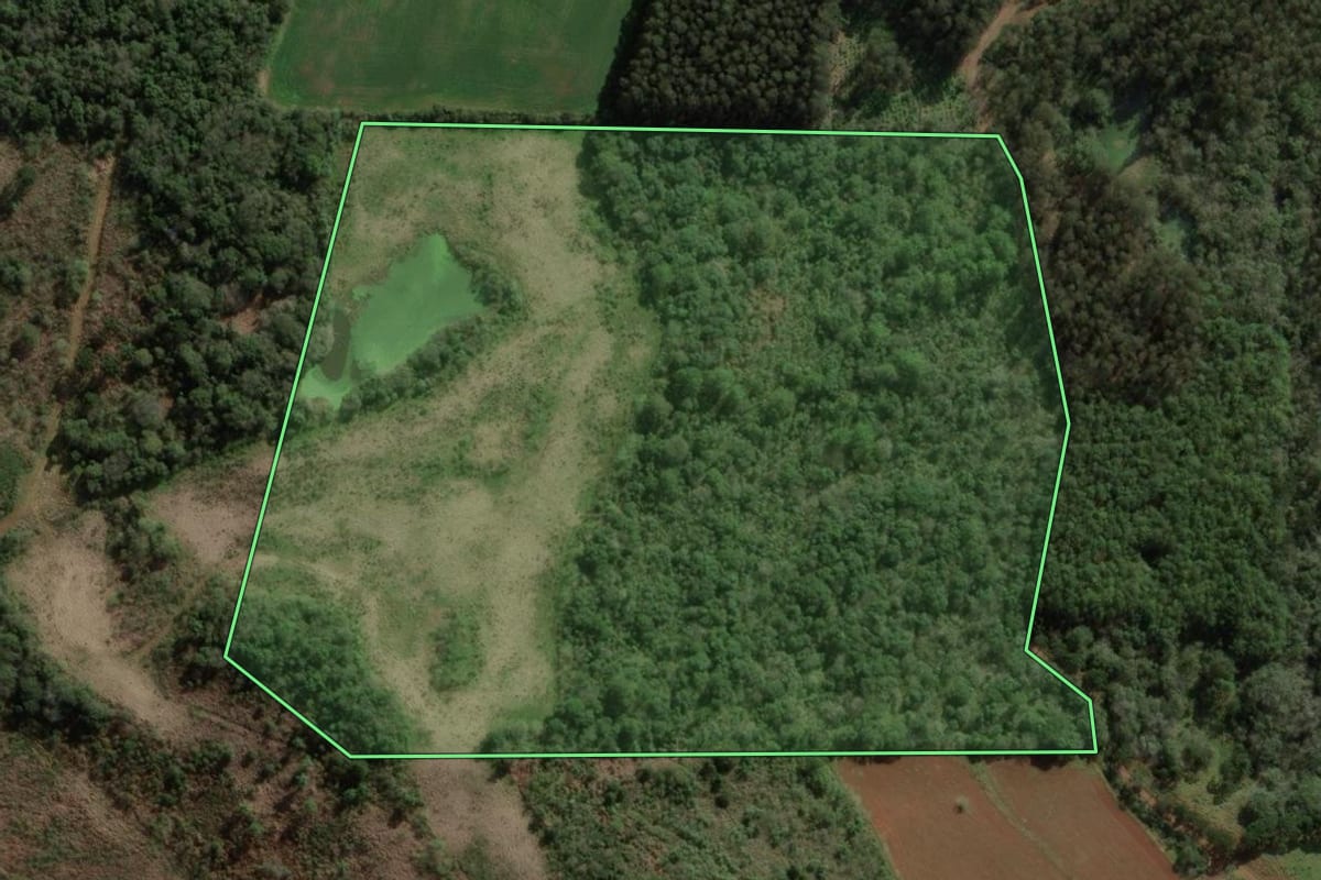 Imagem de satélite do imóvel rural em Água Doce (SC), com o contorno declarado no CAR desenhado por cima.