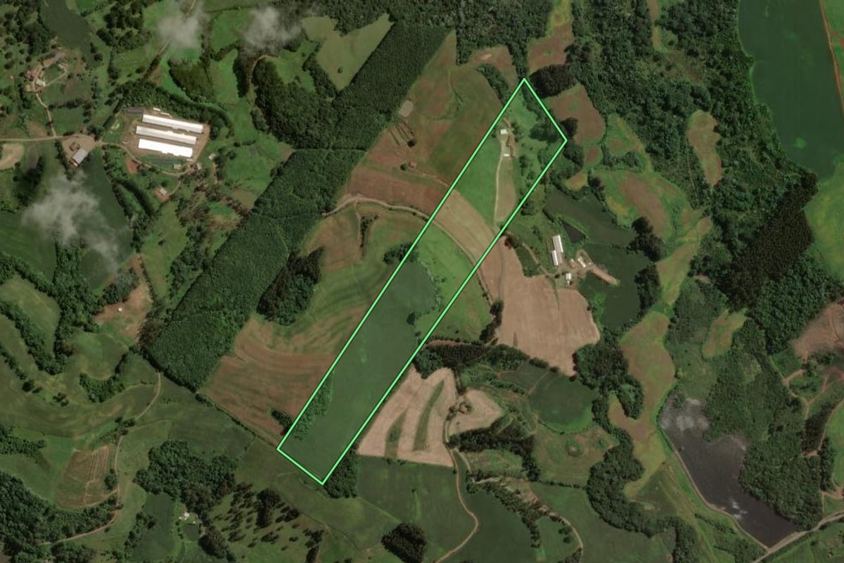 Imagem de satélite do imóvel rural em Água Doce (SC), com o contorno declarado no CAR desenhado por cima.