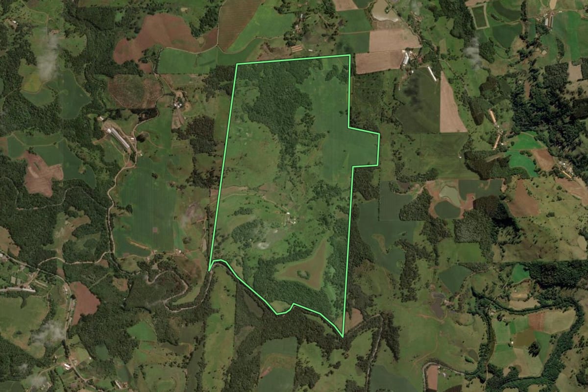 Imagem de satélite do imóvel rural em Água Doce (SC), com o contorno declarado no CAR desenhado por cima.