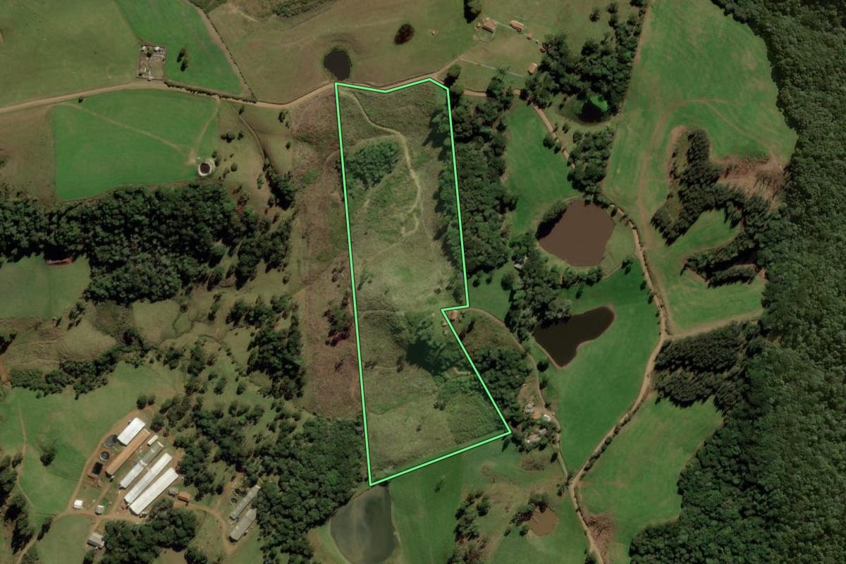 Imagem de satélite do imóvel rural em Água Doce (SC), com o contorno declarado no CAR desenhado por cima.