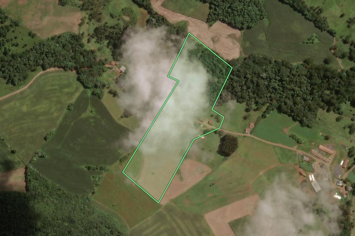 Imagem de satélite do imóvel rural em Água Doce (SC), com o contorno declarado no CAR desenhado por cima.