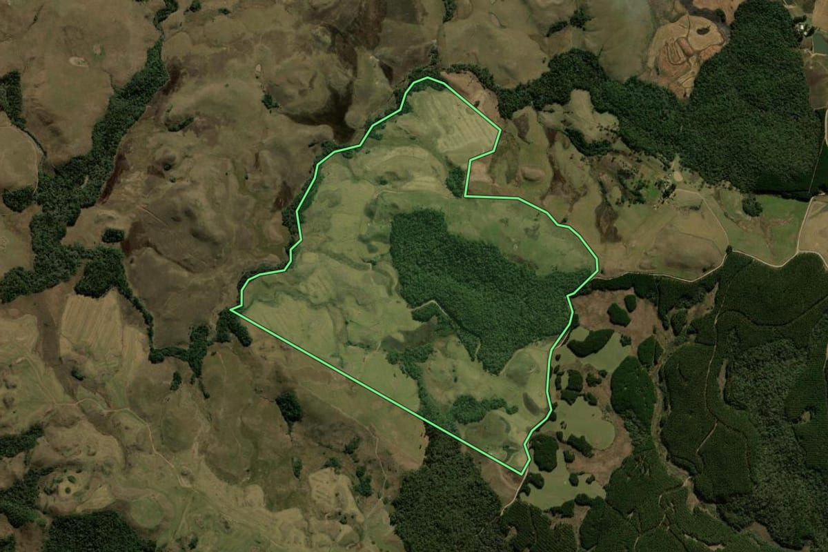 Imagem de satélite do imóvel rural em Água Doce (SC), com o contorno declarado no CAR desenhado por cima.