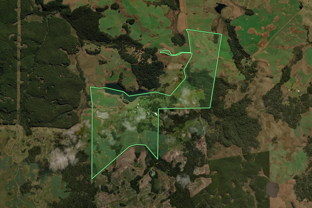 Imagem de satélite do imóvel rural em Água Doce (SC), com o contorno declarado no CAR desenhado por cima.