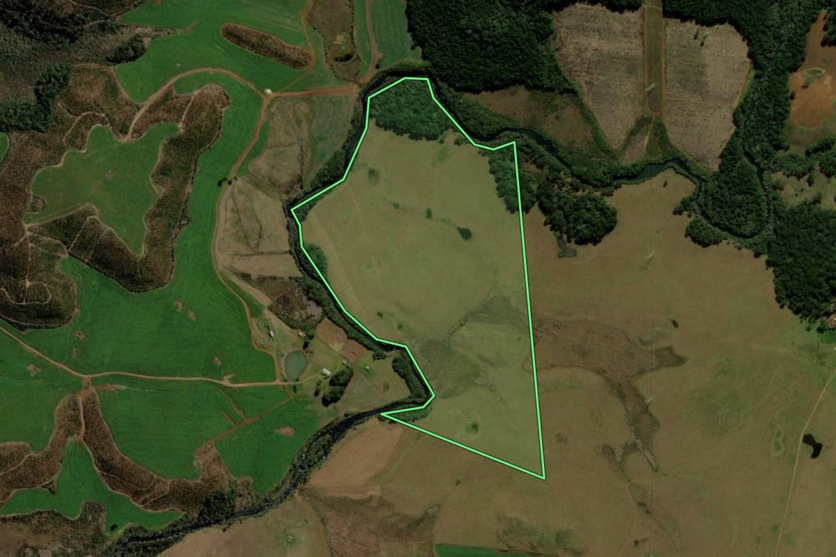 Imagem de satélite do imóvel rural em Água Doce (SC), com o contorno declarado no CAR desenhado por cima.